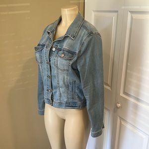 Women’s forever 21 light wash denim jacket.